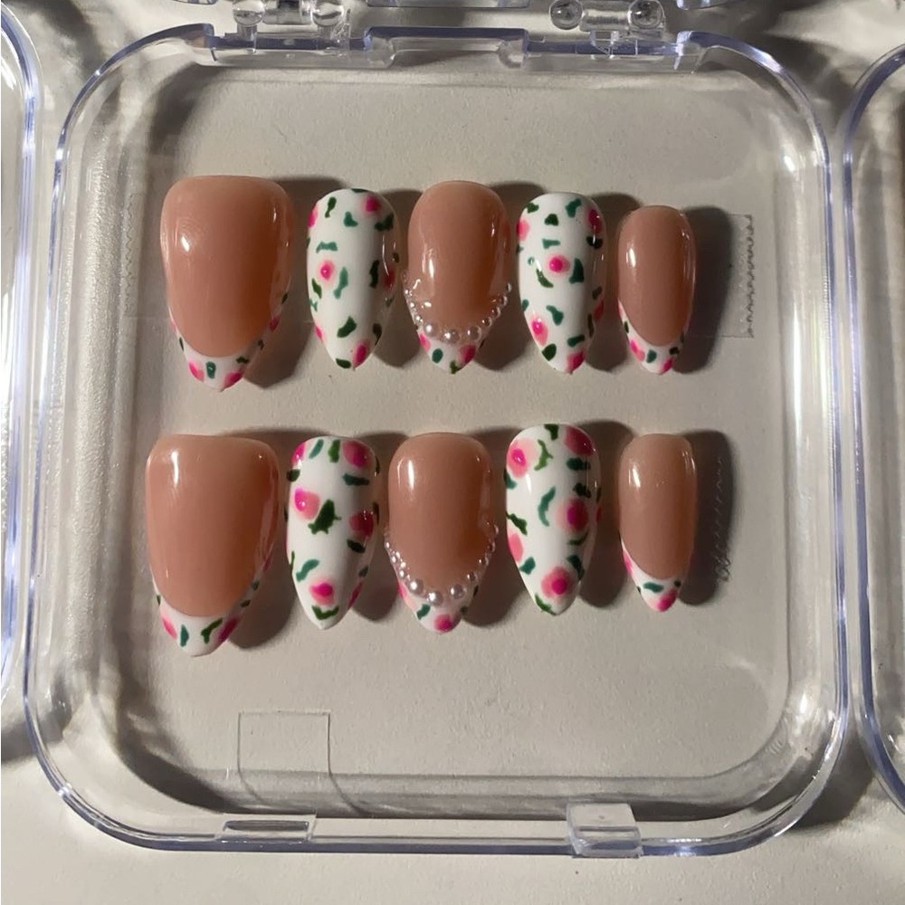 Hand painted press on nail set